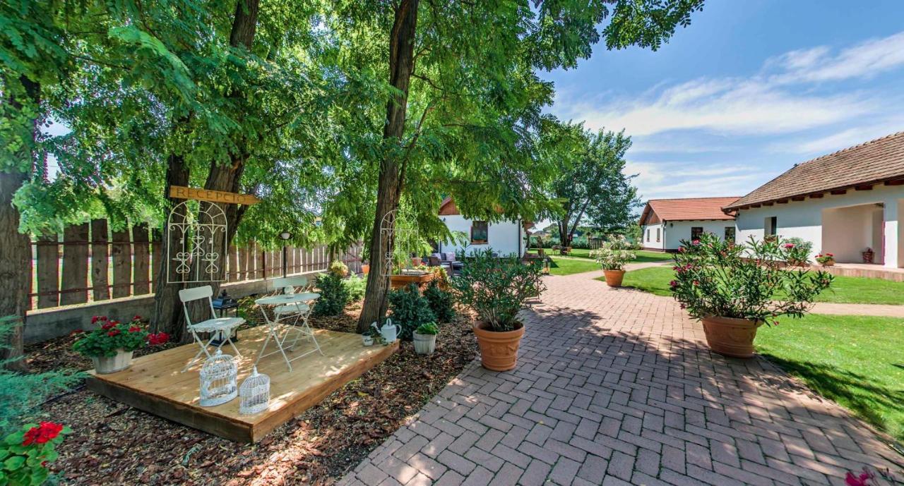 Toth Vendeghaz Es Apartmanhaz Ujfeherto Buitenkant foto
