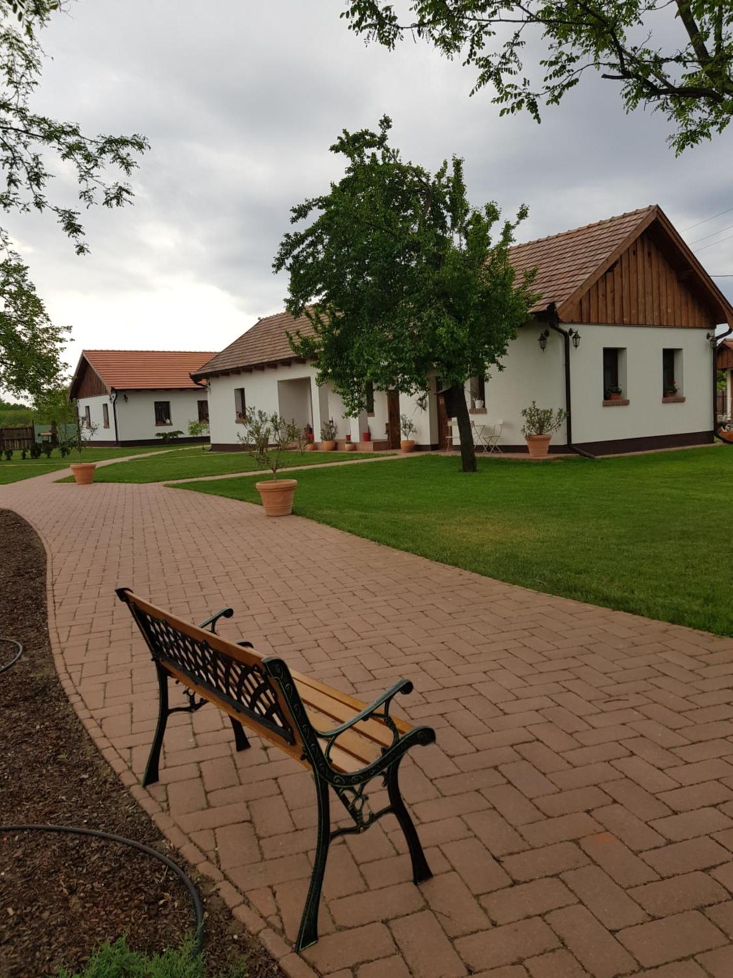 Toth Vendeghaz Es Apartmanhaz Ujfeherto Buitenkant foto