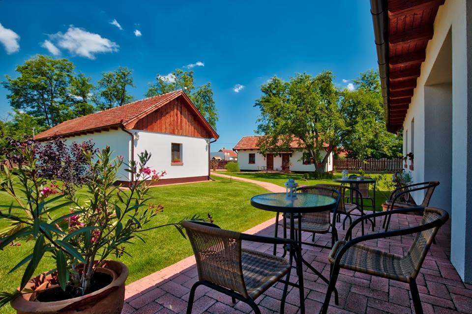 Toth Vendeghaz Es Apartmanhaz Ujfeherto Buitenkant foto