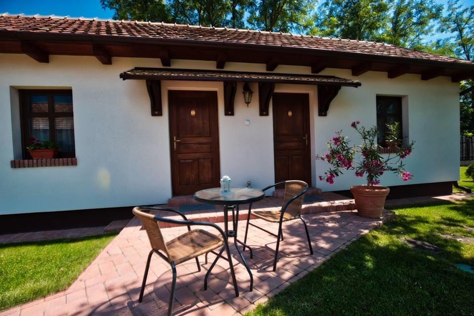 Toth Vendeghaz Es Apartmanhaz Ujfeherto Buitenkant foto