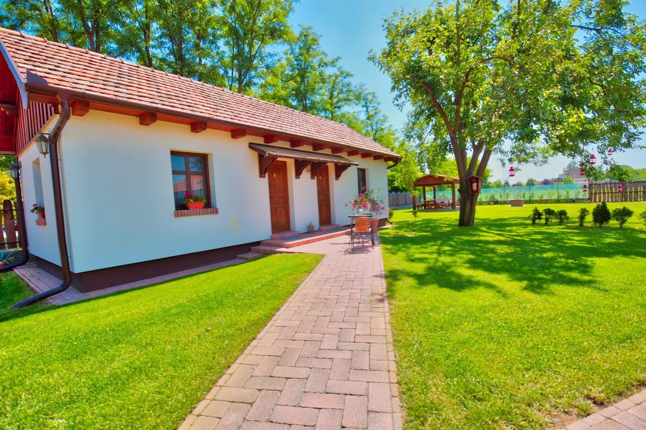 Toth Vendeghaz Es Apartmanhaz Ujfeherto Buitenkant foto