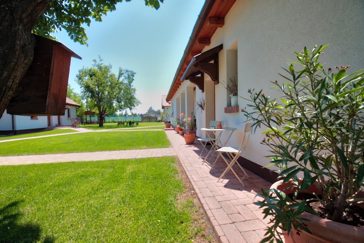 Toth Vendeghaz Es Apartmanhaz Ujfeherto Buitenkant foto