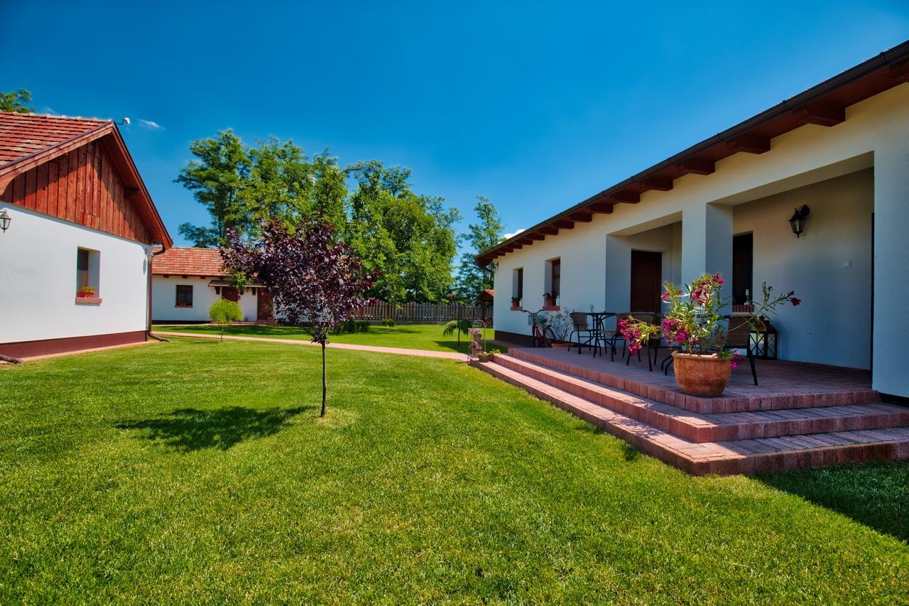 Toth Vendeghaz Es Apartmanhaz Ujfeherto Buitenkant foto