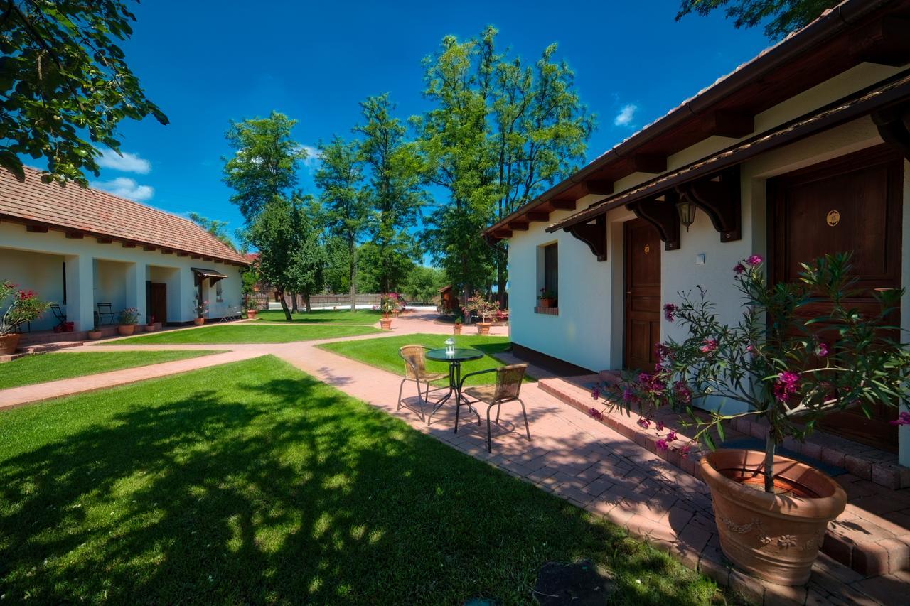 Toth Vendeghaz Es Apartmanhaz Ujfeherto Buitenkant foto