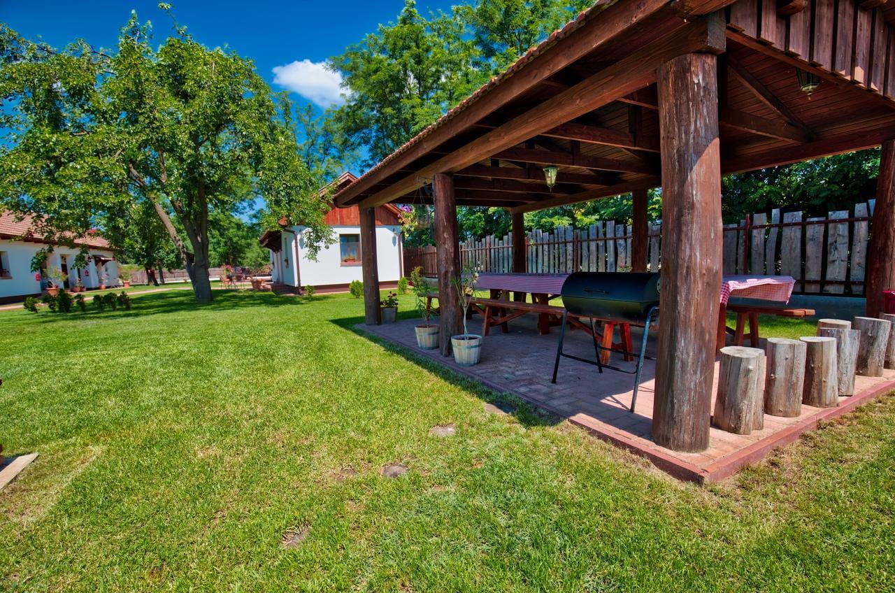 Toth Vendeghaz Es Apartmanhaz Ujfeherto Buitenkant foto