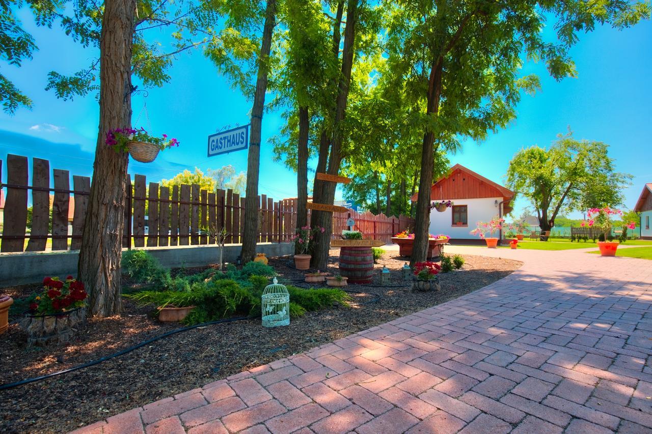 Toth Vendeghaz Es Apartmanhaz Ujfeherto Buitenkant foto