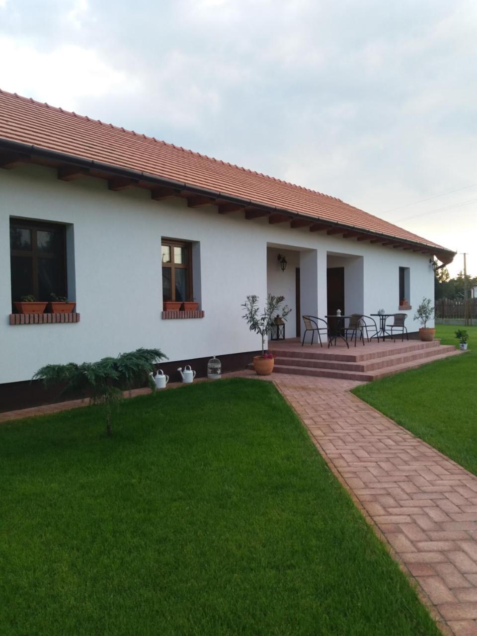 Toth Vendeghaz Es Apartmanhaz Ujfeherto Buitenkant foto