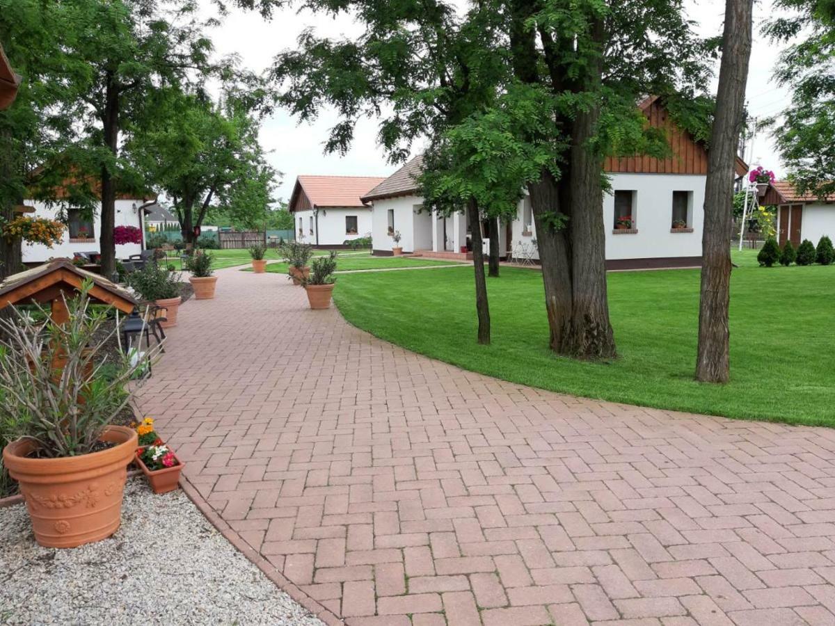 Toth Vendeghaz Es Apartmanhaz Ujfeherto Buitenkant foto